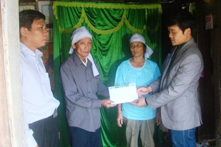 Trao 5.000.000 đồng tới gia đình bà Trần Thị Thuấn