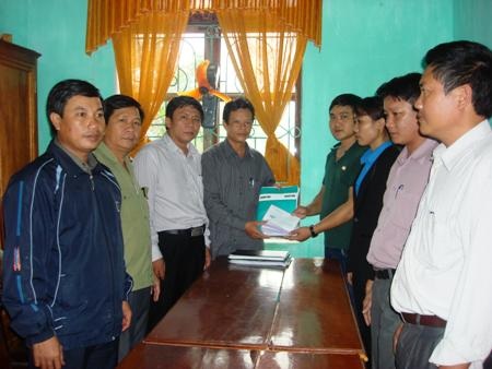 Trao 5.000.000 đồng tới gia đình bà Trần Thị Thuấn