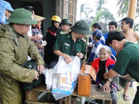 Nghĩa tình người lính biên phòng trong cơn bão lũ - 6 ...thăm khám và bốc thuốc