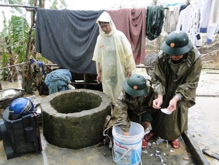 Nghĩa tình người lính biên phòng trong cơn bão lũ - 3 Xử lý nguồn nước sinh hoạt