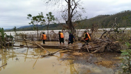 Nghĩa tình người lính biên phòng trong cơn bão lũ - 2 Mang hàng cứu trợ vượt lũ giúp dân