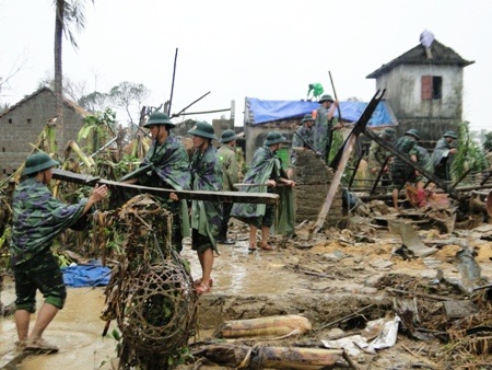 Nghĩa tình người lính biên phòng trong cơn bão lũ - 1 Đội mưa giúp dân sửa sang lại nhà cửa