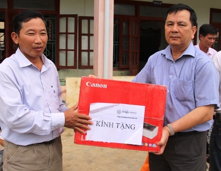 Tặng nhà trường một bộ máy in và máy vi tính