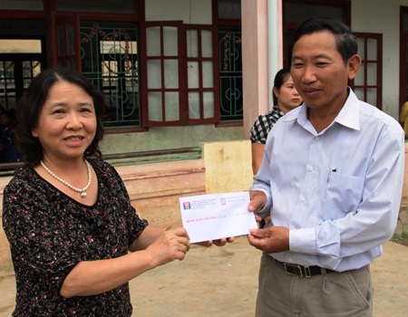 Cô Nguyễn Thị Huệ Hồng, Hiệu phó Trường Tiểu học dân lập Lê Quý Đôn trao 3 triệu đồng cho 