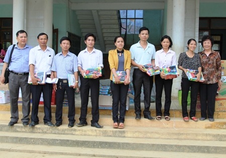 ... và những phần quà tương tự cũng đã được đoàn trao cho các em học sinh và giáo viên 