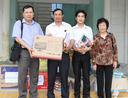 ... và những phần quà tương tự cũng đã được đoàn trao cho các em học sinh và giáo viên 