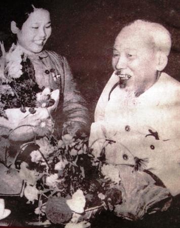 Nữ anh hùng TNXP Nguyễn Thị Kim Huế tặng hoa Bác Hồ tại Đại chiến sĩ thi đua toàn quốc năm 1967