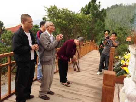 Kính cẩn nghiêng mình trước phần mộ Đại tướng