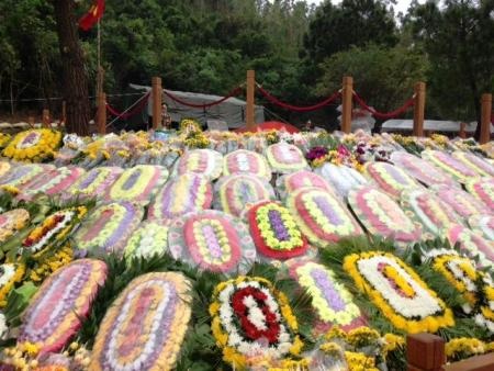 Những vòng hoa tươi thắm dâng lên phần mộ Đại tướng