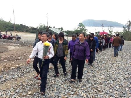 Đoàn người tới thắp hương tại khu mộ Đại tướng Võ Nguyên Giáp ngày 20/11