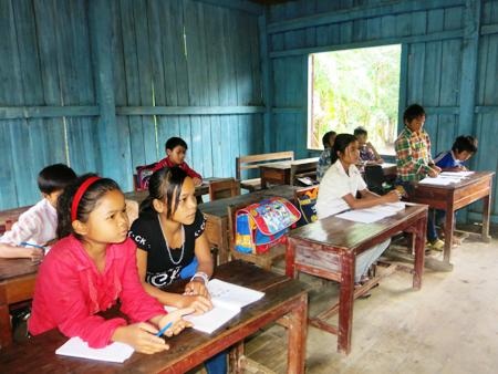 Gặp người Rục đầu tiên làm thầy giáo - 2 Các em học sinh chăm chú lắng nghe những bài giảng của thầy.