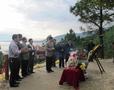 Đoàn lãnh đạo tỉnh Quảng Bình kính cẩn nghiêng mình trước mộ Đại tướng Võ Nguyên Giáp
