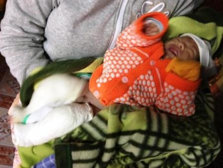 Trời lạnh, chân lại vừa mới nắn nên bé Tấn cứ khóc la thảm thiết