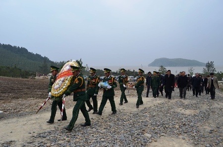 Phó Chủ tịch Quốc hội cùng Đoàn đại biểu đến dâng hương tại phần mộ Đại tướng