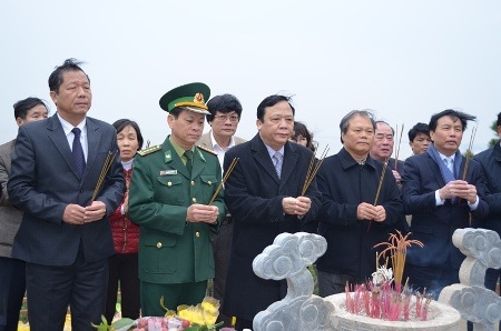 Phó Chủ tịch Quốc hội cùng Đoàn đại biểu đến dâng hương tại phần mộ Đại tướng