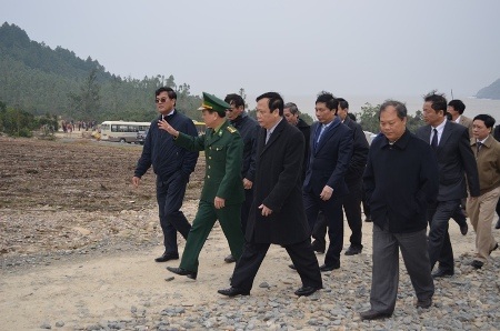 Đoàn đại biểu thăm và kiểm tra tình hình xung quanh nơi an táng của Đại tướng