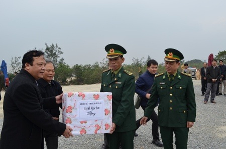 Phó Chủ tịch Quốc hội thăm hỏi, động viên và tặng quà lực lượng bảo vệ khu mộ Đại tướng