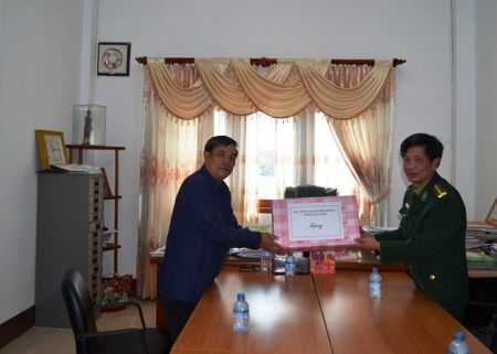 BĐBP Quảng Bình cũng đã thăm, tặng quà cho Sở An ninh tỉnh Khăm Muộn
