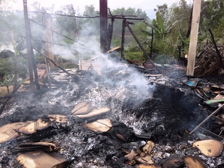 Số giấy vụn mà vợ chồng đi gom góp, mua lại chỉ còn lại đống tàn tro