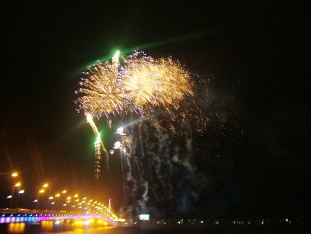 Màn pháo hoa rực sáng cả bầu trời thành phố Đồng Hới dịp Tết Quý Tỵ 2013 