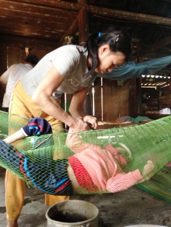 Cứ đến mỗi bữa ăn, chị Loan phải mở võng, 