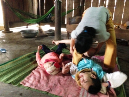 bồng từng đứa xuống nền nhà...