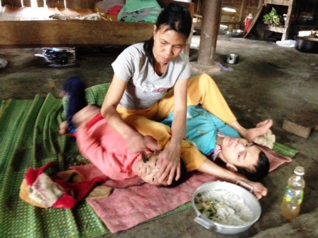 ...và nhọc nhằn đút từng thìa cơm chan đẫm nước mắt cho con