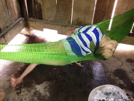 Chị Loan không thể cho 3 đứa cùng một lúc nên đứa còn lại chỉ biết nằm trên võng gào thét inh ỏi