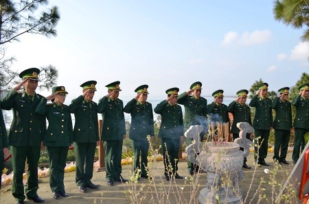 Kính cẩn nghiêng mình trước phần mộ Đại tướng