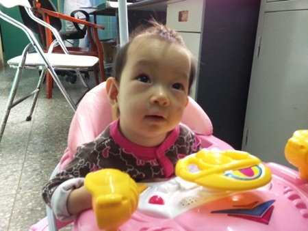 Bé Thùy Nhi nay đã tự ngồi được