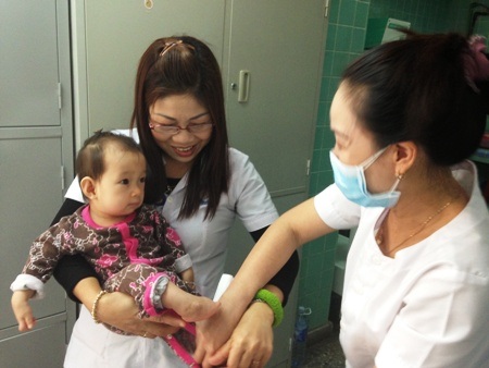 Hơn 1 tuần sau bài viết: “Bé 1 tháng tuổi đa dị tật bị bố mẹ bỏ rơi tại bệnh viện