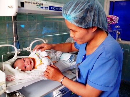 Ấm áp ngày sinh nhật tròn 1 tuổi của bé bị bỏ rơi nơi bệnh viện - 2 ...và được các mẹ tại Khoa Nhi cưu mang, nuôi nấng