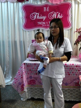 Ấm áp ngày sinh nhật tròn 1 tuổi của bé bị bỏ rơi nơi bệnh viện - 10 Các bố, các mẹ tại Khoa Nhi đều chụp ảnh lưu niệm cùng Thùy Nhi trong ngày thôi nôi