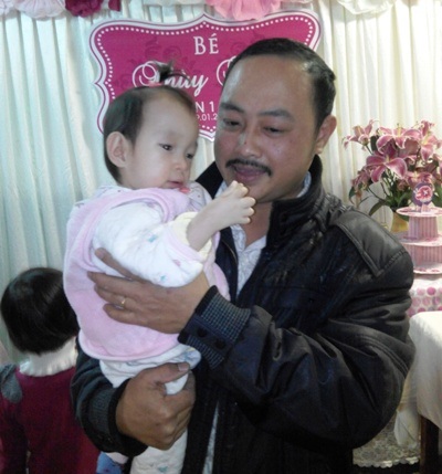 Ấm áp ngày sinh nhật tròn 1 tuổi của bé bị bỏ rơi nơi bệnh viện - 12 Các bố, các mẹ tại Khoa Nhi đều chụp ảnh lưu niệm cùng Thùy Nhi trong ngày thôi nôi