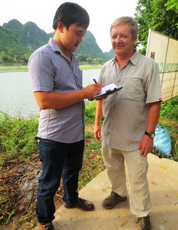 “Vua hang động” Howard Limbirt và lần gặp Đại tướng Võ Nguyên Giáp - 1 Vua hang động Howard Limbirt trò chuyện cùng PV