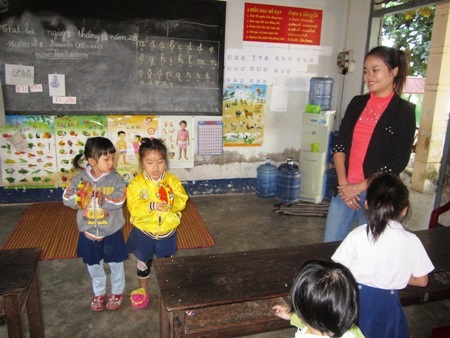 Các em học sinh mầm non đang say sưa hát bài Ba thương con và Đêm qua em mơ gặp Bác Hồ.