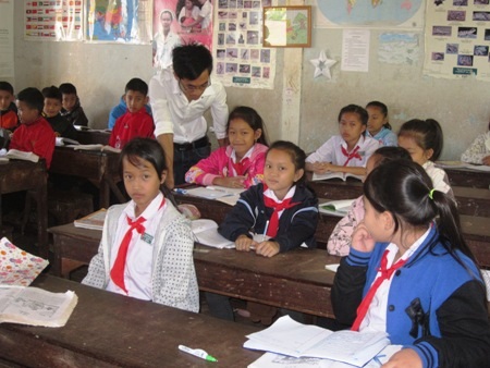  Em Ly Tá, 10 tuổi đang nói về ước mơ sau này sẽ sang Việt 