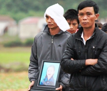 Rơi nước mắt khi nhìn di ảnh hồn nhiên của đứa bé tội nghiệp bị kẻ ác thú ra tay giết hại