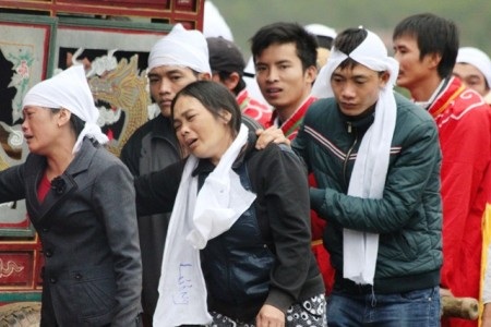 Người mẹ nghèo gào khóc thảm thiết vì thương con