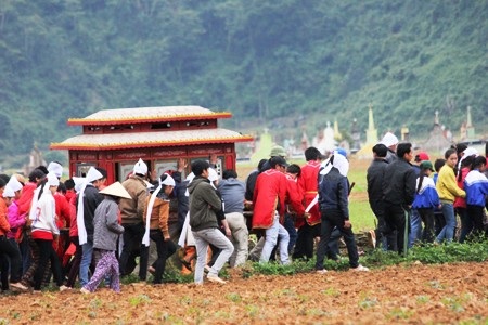 Rất nhiều người xót thương và tiễn đưa cháu Q. về với miền đất lạnh