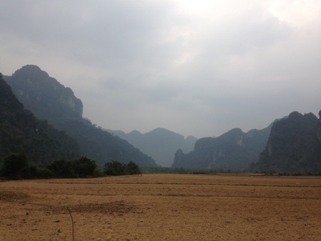 Từ lán trại đến điểm cây sưa vừa được tẩu tán cách chừng hơn 1km