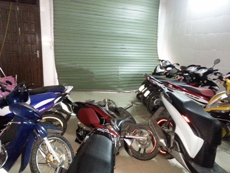 Xe máy trong tiệm cũng bị ngã văng