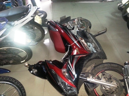 Xe máy trong tiệm cũng bị ngã văng