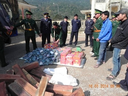 Lực lượng chức năng đang tiến hành kiểm tra tang vật