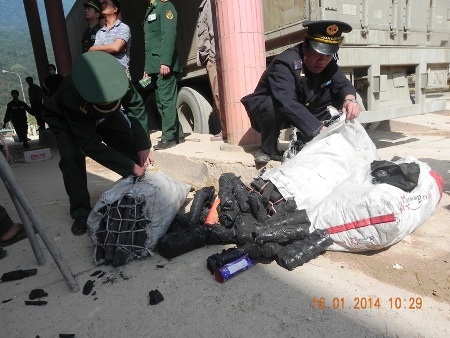 Lực lượng chức năng đang tiến hành kiểm tra tang vật