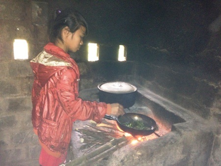 Người chị cũng xắn tay vô bếp để thổi cơm, xào cải, nấu bát canh