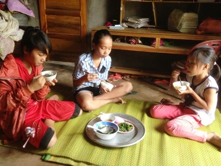 Thắp nén nhang lên bàn thờ ba mẹ, Huyền nước mắt chảy ròng khi kể về hoàn cảnh gia đình mình