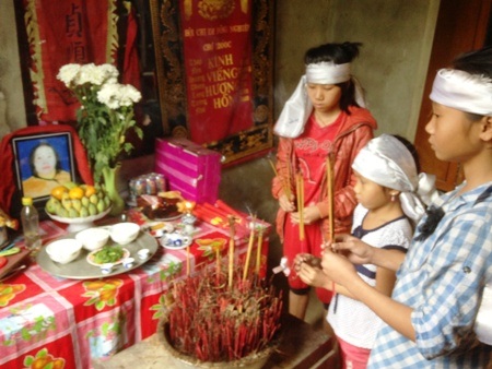 Thắp nén nhang lên bàn thờ ba mẹ, Huyền nước mắt chảy ròng khi kể về hoàn cảnh gia đình mình