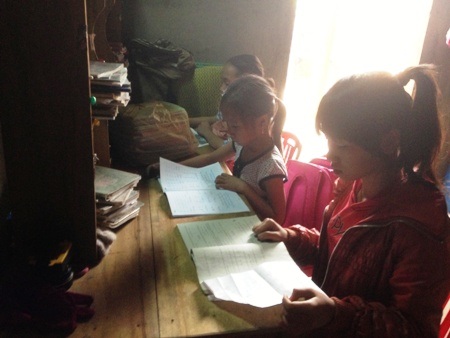 Thắp nén nhang lên bàn thờ ba mẹ, Huyền nước mắt chảy ròng khi kể về hoàn cảnh gia đình mình