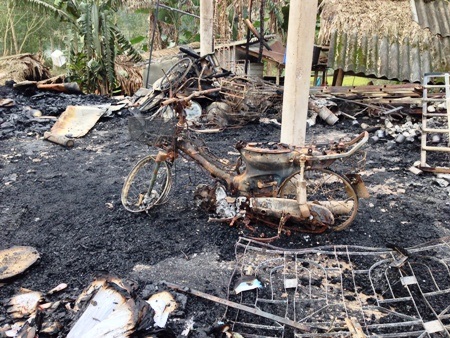 Nhốm nhựa, phế liệu cũng bị ngọn lửa thiêu rụi